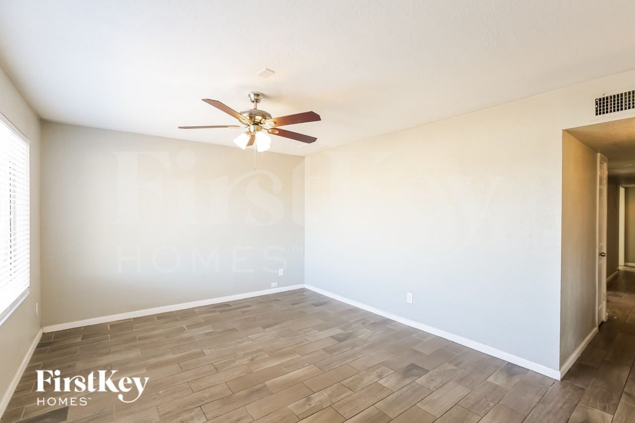 14838 N 38th St - Photo 3 of 16