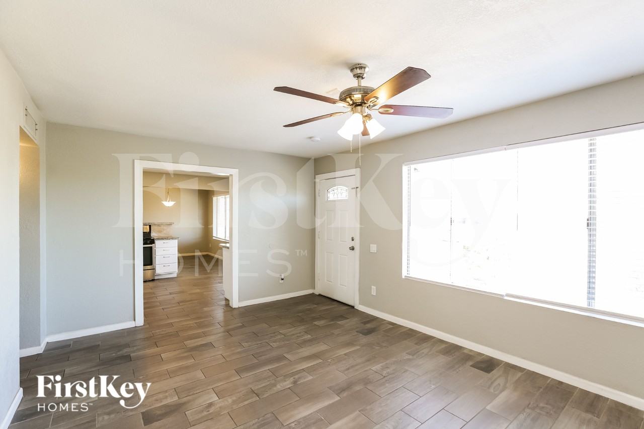 14838 N 38th St - Photo 4 of 16