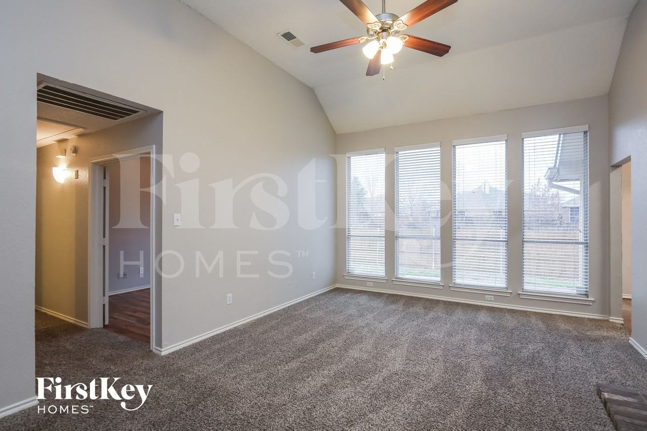 136 Woodcreek Dr - Photo 3 of 15