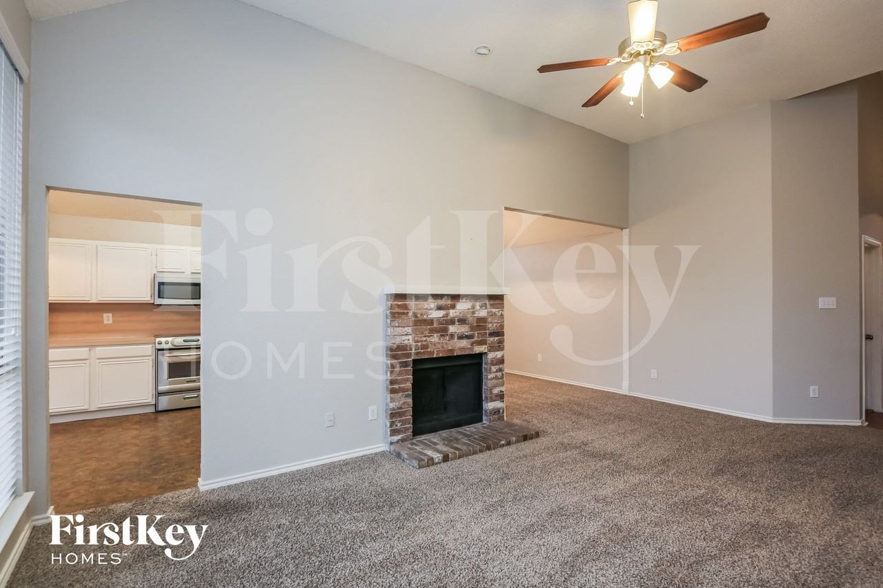 136 Woodcreek Dr - Photo 4 of 15