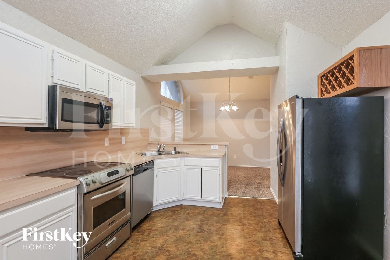 136 Woodcreek Dr - Photo 6 of 15