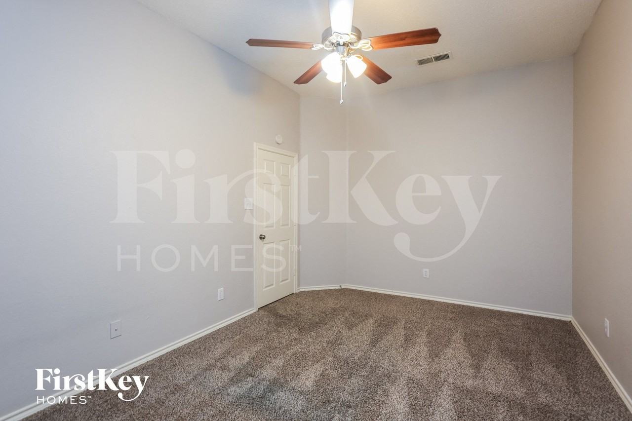 136 Woodcreek Dr - Photo 7 of 15