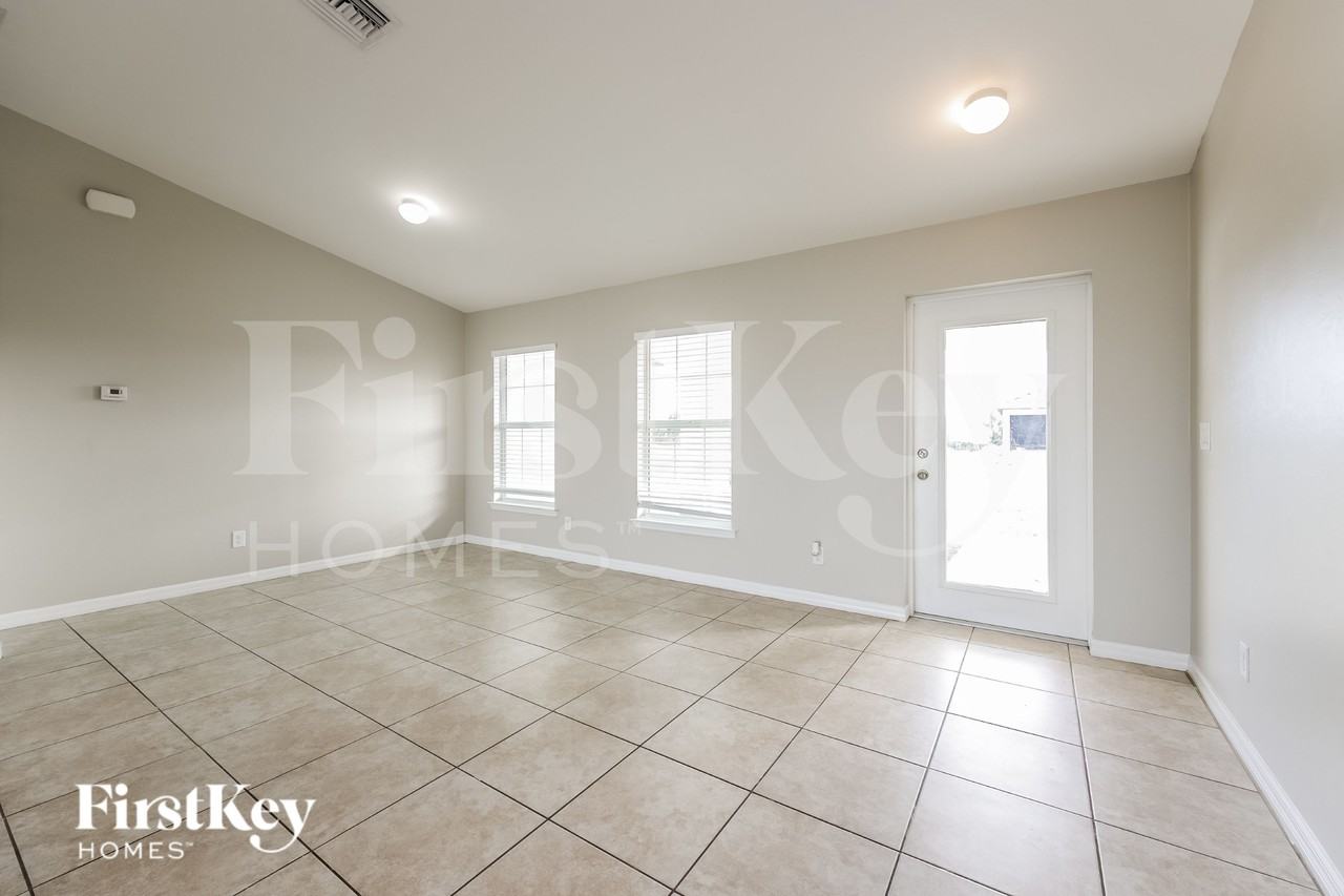 1305 Nw 11th Ter - Photo 4 of 16