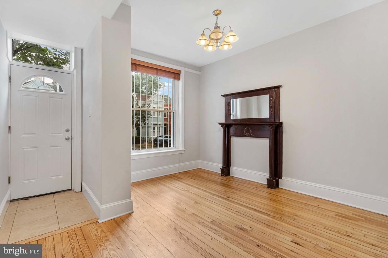 1221 D St Ne - Photo 2 of 19