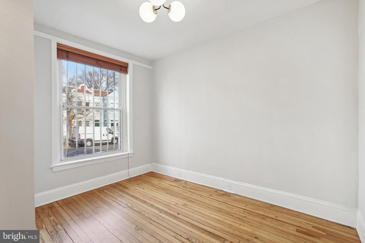 1221 D St Ne - Photo 4 of 19