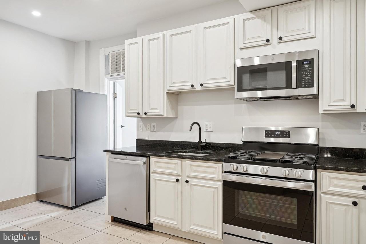 1221 D St Ne - Photo 7 of 19