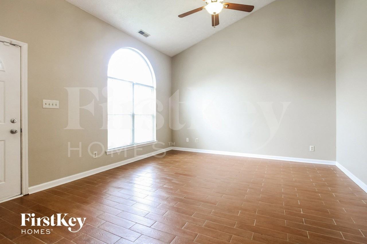 1056 Oak Leaf Rd - Photo 4 of 15