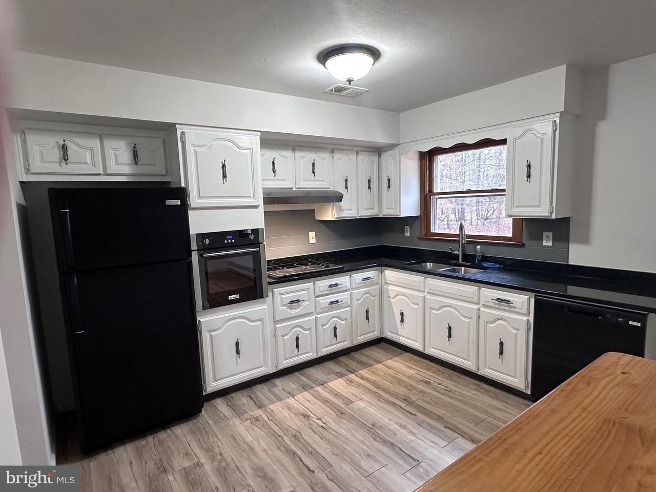 60 Broad Ave - Photo 2 of 19