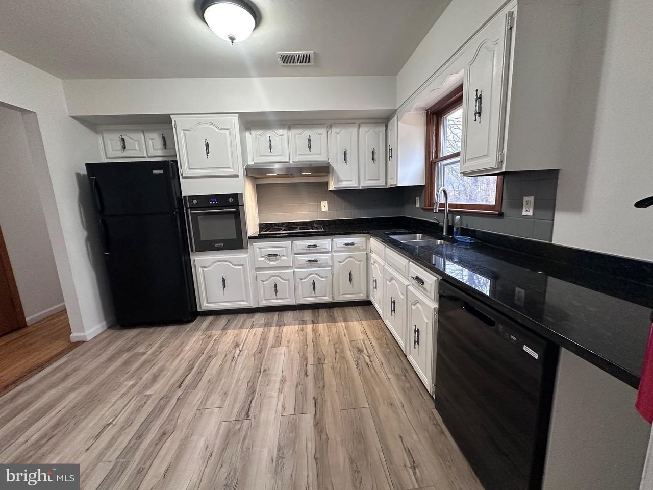 60 Broad Ave - Photo 3 of 19