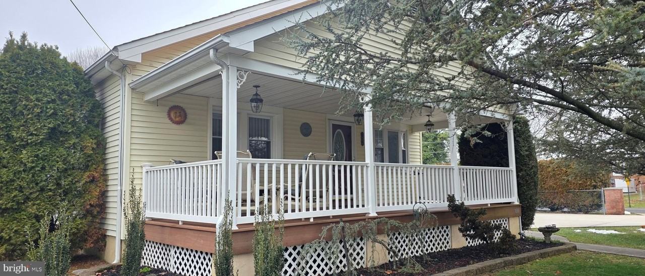 1666 Brown Ave - Photo 2 of 10