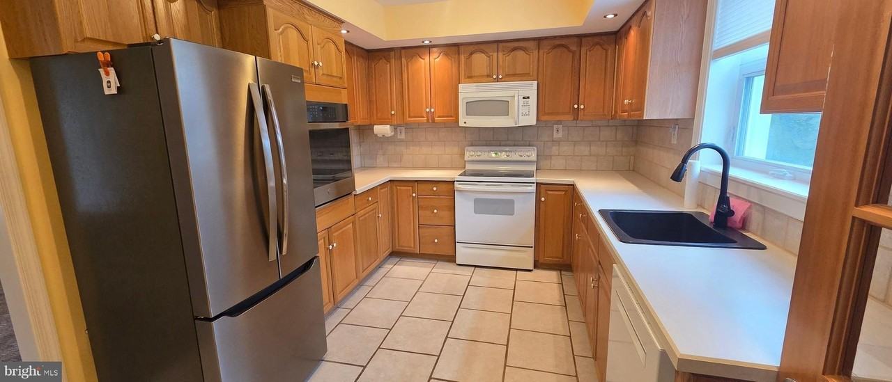 1666 Brown Ave - Photo 6 of 10