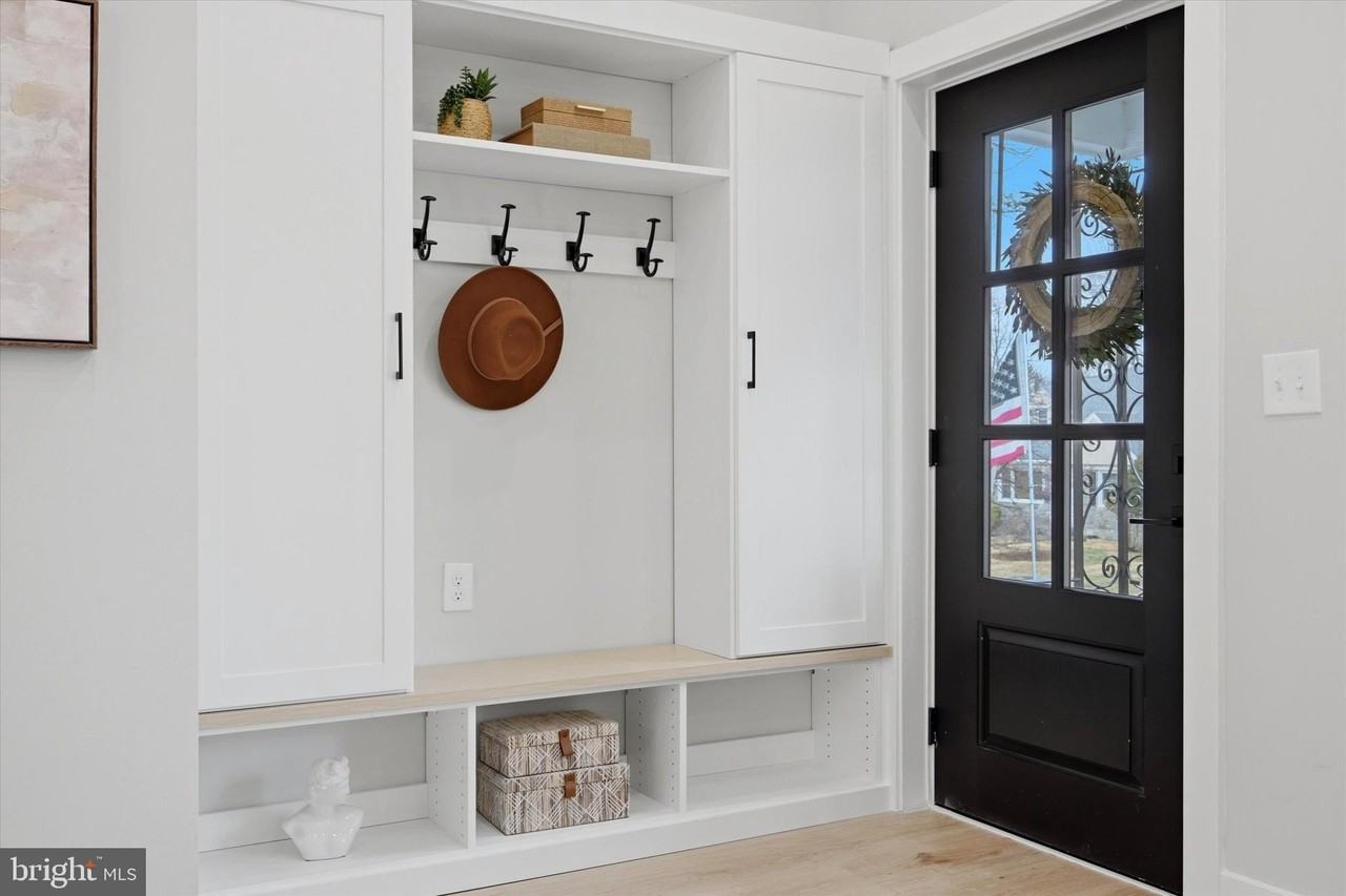 341 Rockland Rd - Photo 4 of 50