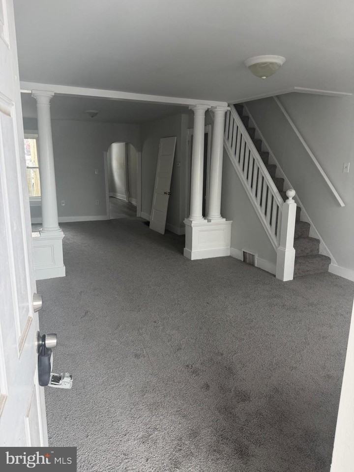 104 W Elm St - Photo 2 of 7