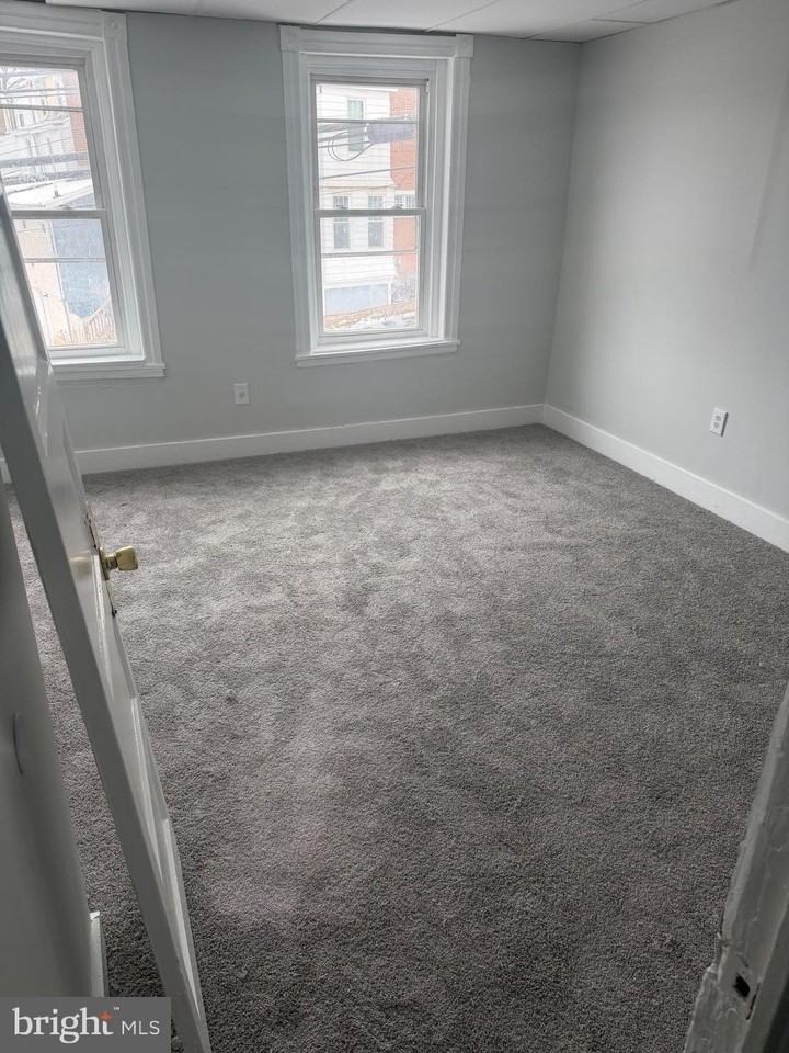 104 W Elm St - Photo 4 of 7