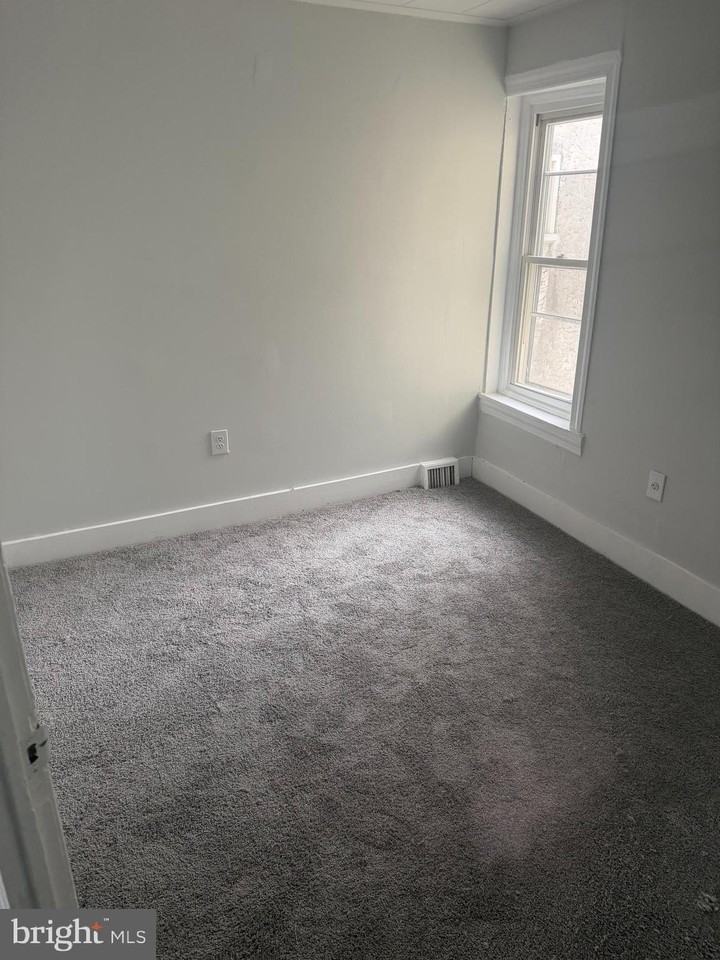 104 W Elm St - Photo 5 of 7