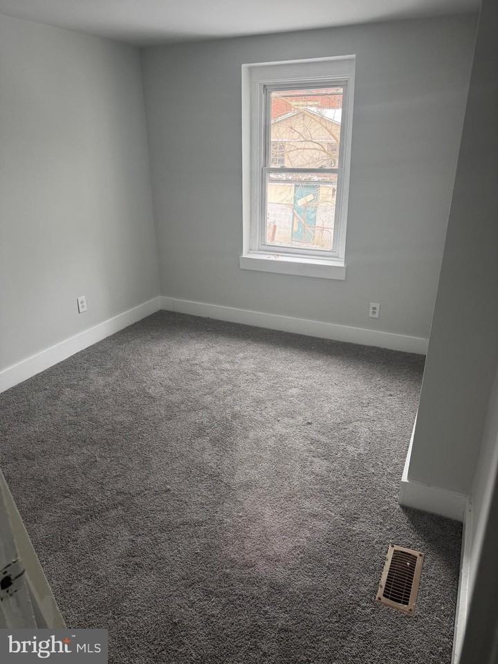 104 W Elm St - Photo 6 of 7