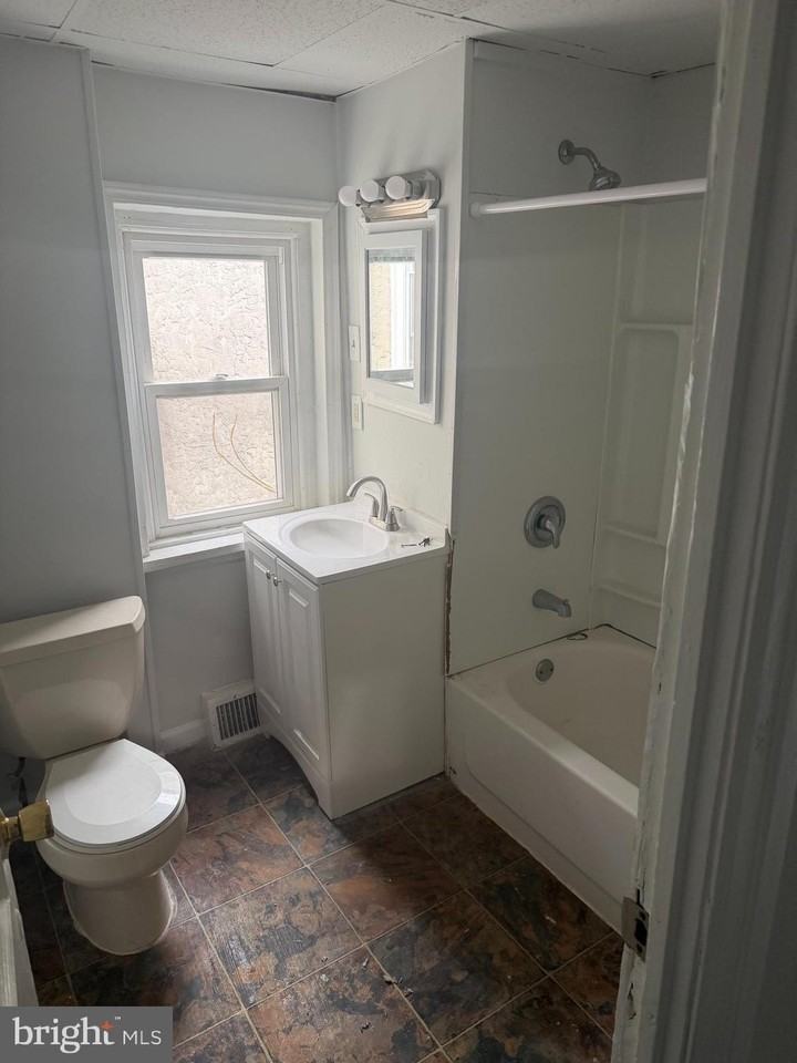 104 W Elm St - Photo 7 of 7