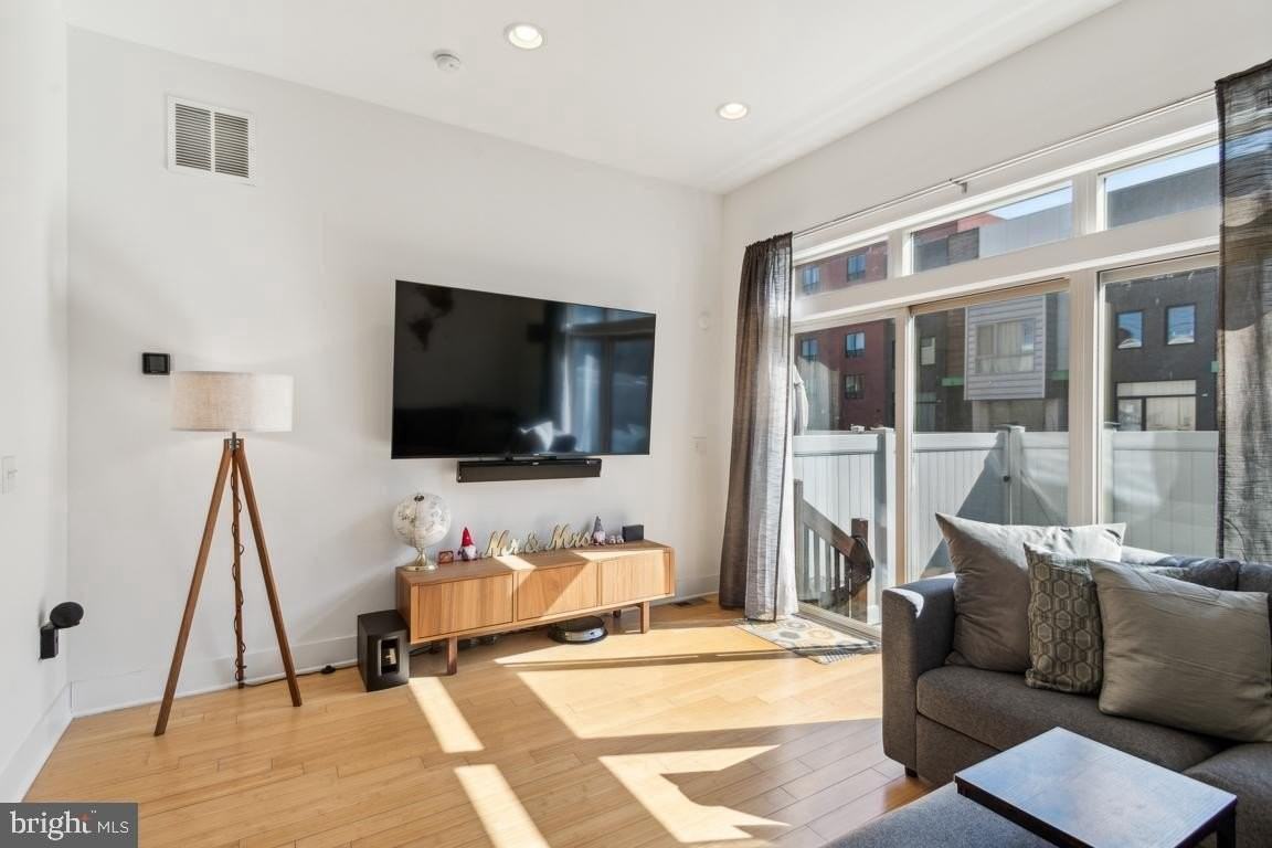 1119 N Howard St - Photo 3 of 20