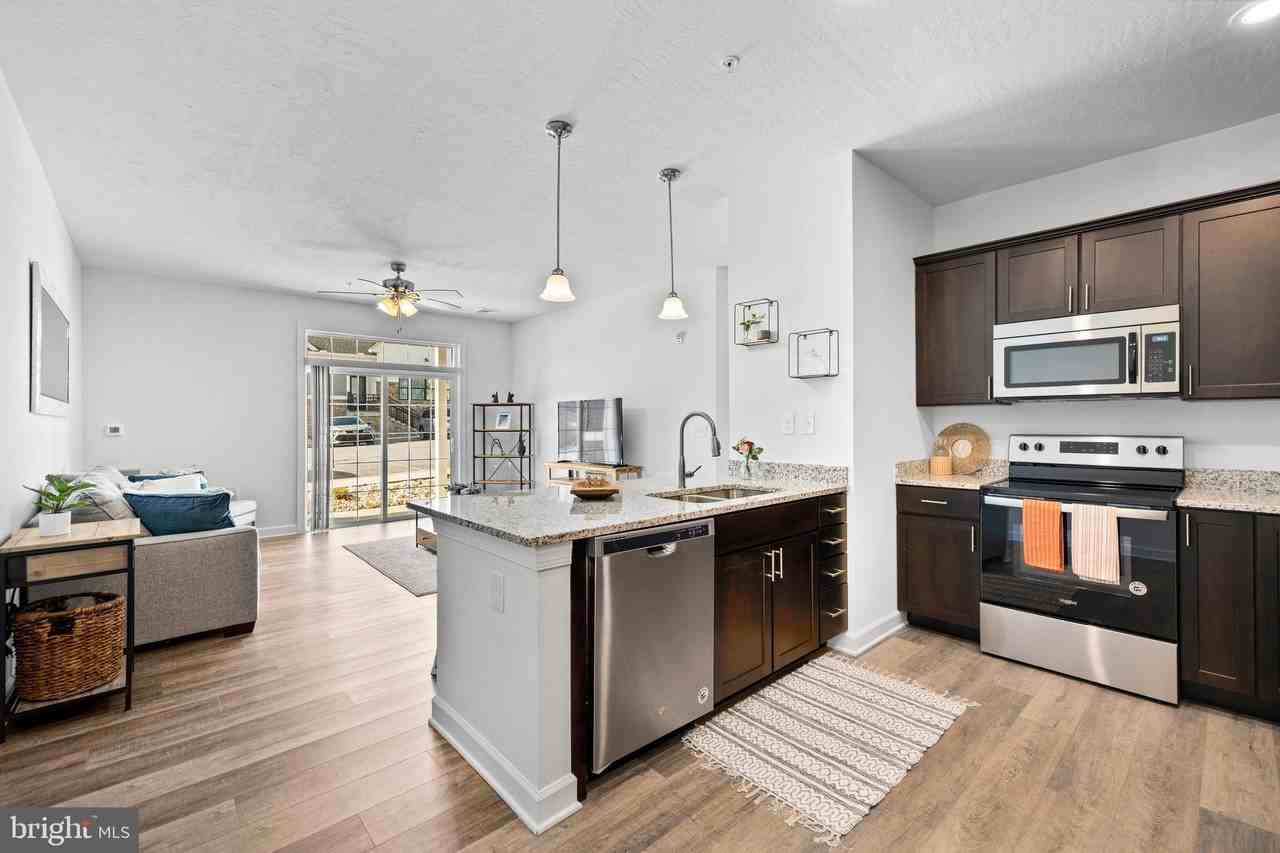 1006 Admiral Ln Apt 101 - Photo 4 of 36