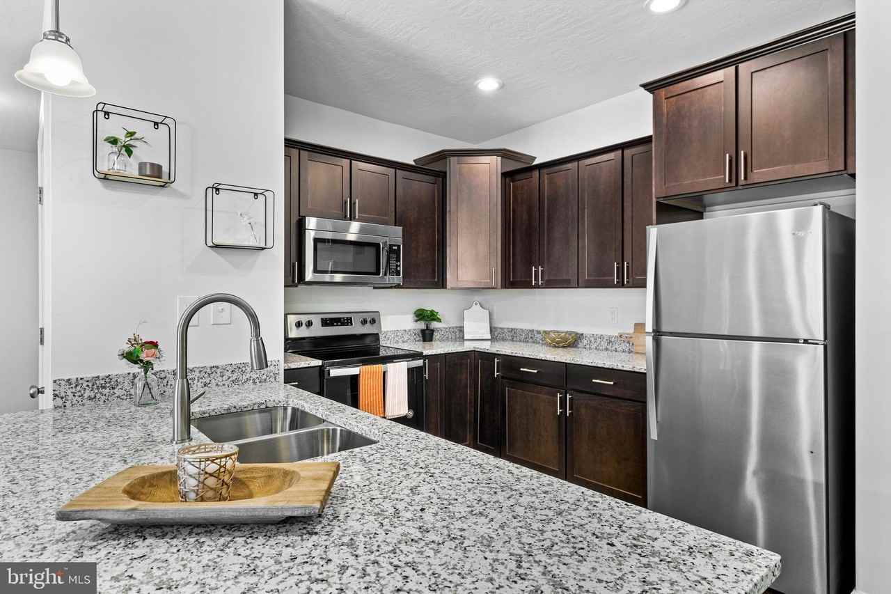 1006 Admiral Ln Apt 101 - Photo 6 of 36