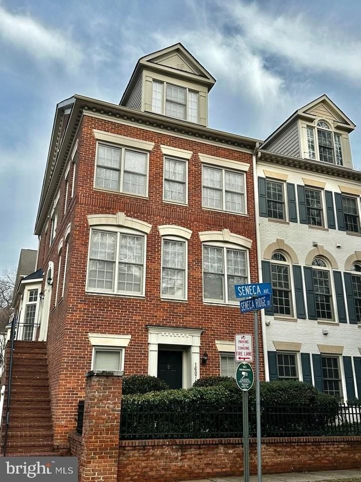 1607 Seneca Ave - Photo 3 of 35