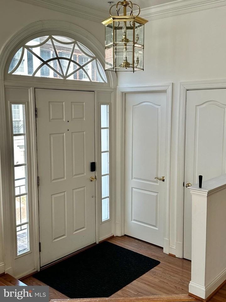 1607 Seneca Ave - Photo 4 of 35