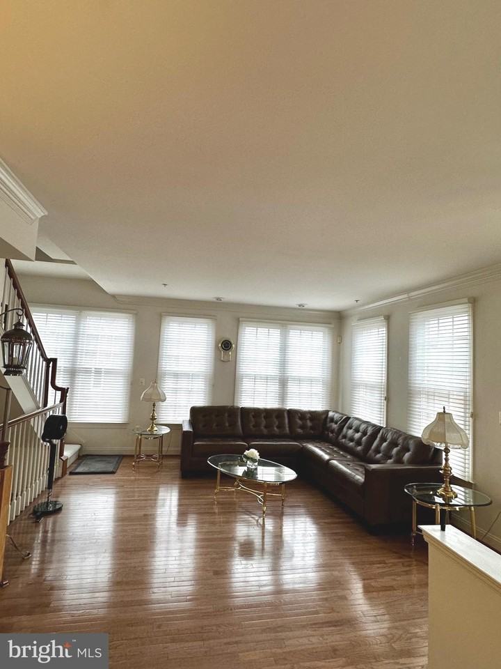 1607 Seneca Ave - Photo 6 of 35