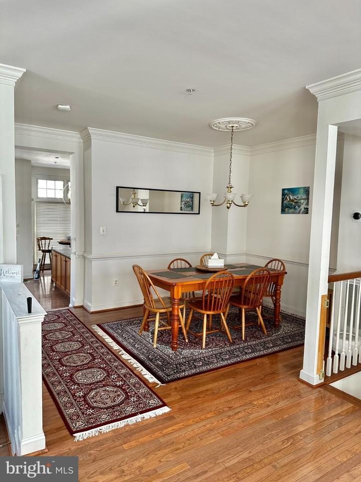 1607 Seneca Ave - Photo 7 of 35