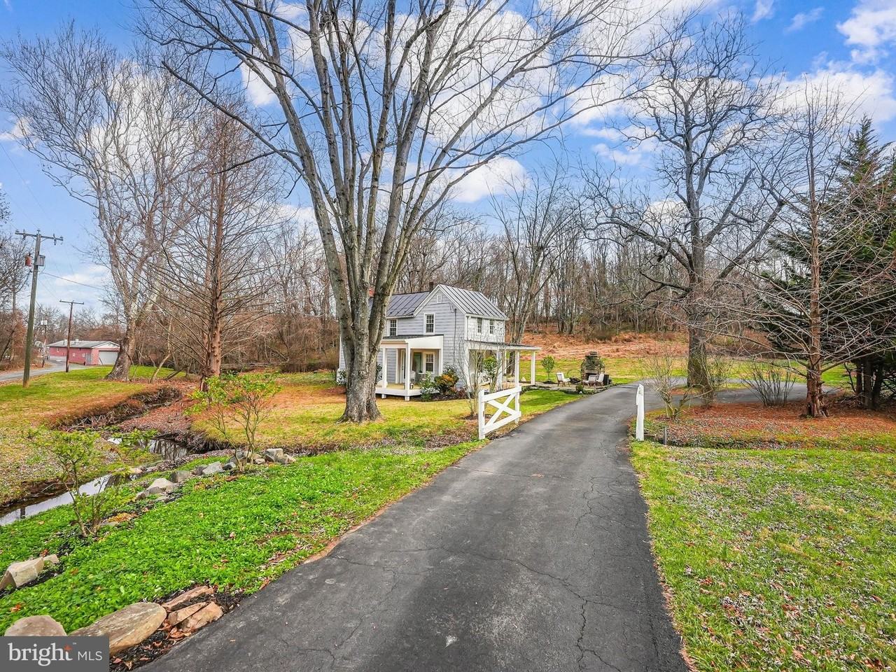 102 N Rogers St - Photo 2 of 40