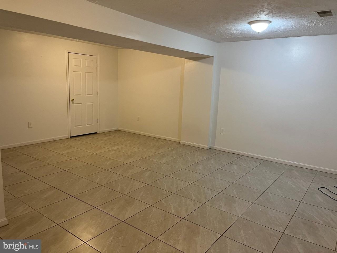 14684 Cloverdale Rd - Photo 5 of 10