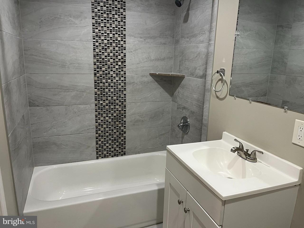 14684 Cloverdale Rd - Photo 7 of 10