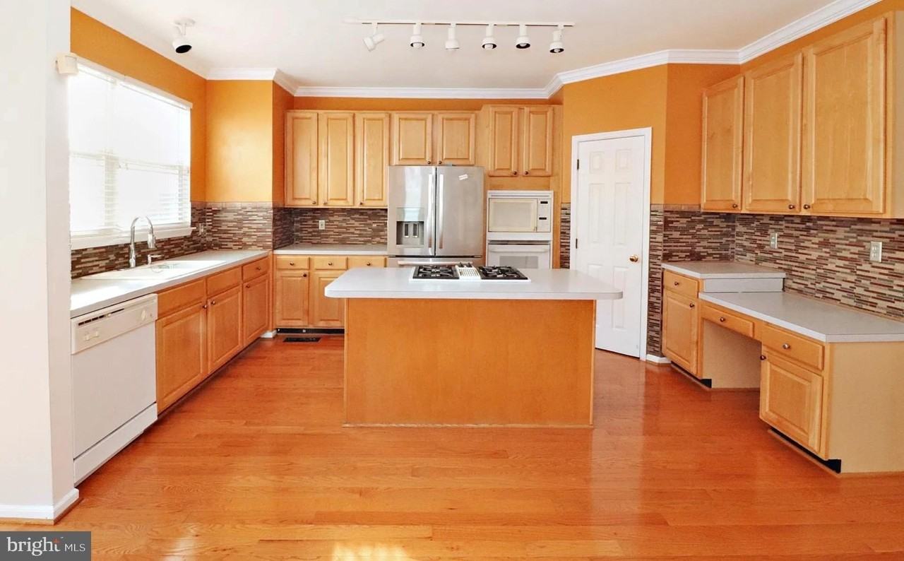 8731 Farnham Way - Photo 3 of 7