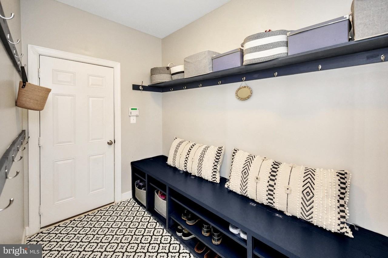 408 Apricot St - Photo 3 of 50