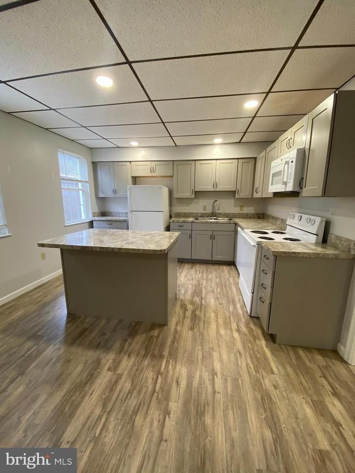 181 Armstrong St Apt B - Photo 2 of 11