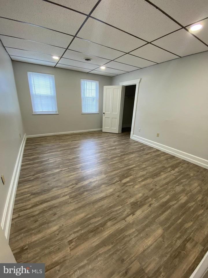 181 Armstrong St Apt B - Photo 5 of 11