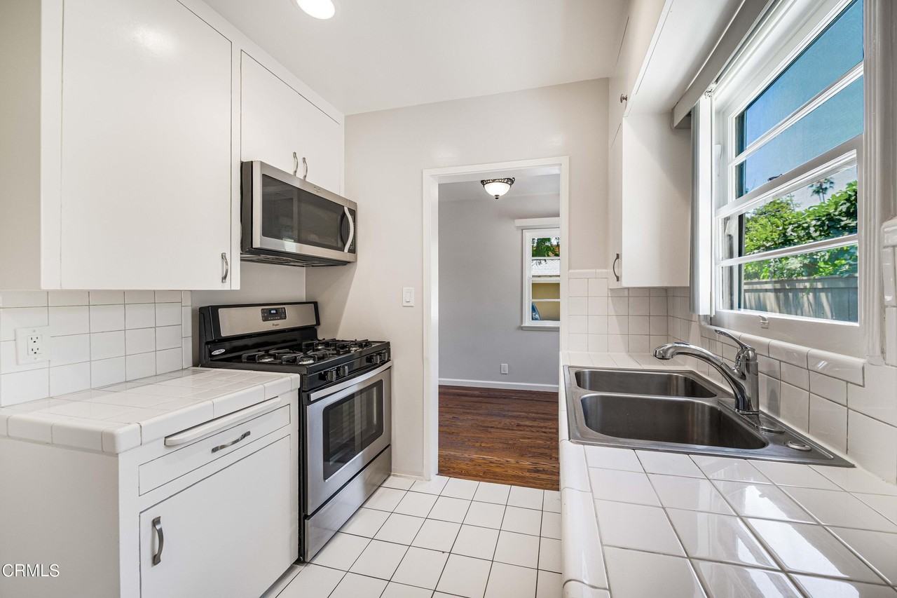 499 N Oakland Ave - Photo 4 of 20