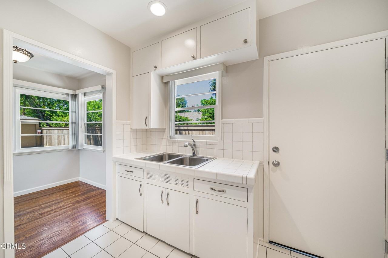 499 N Oakland Ave - Photo 6 of 20