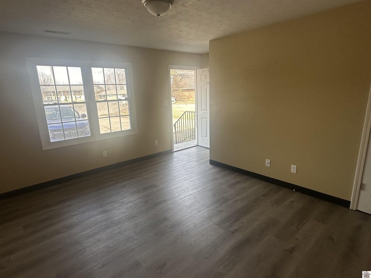 122 Barcelona Ct - Photo 3 of 12