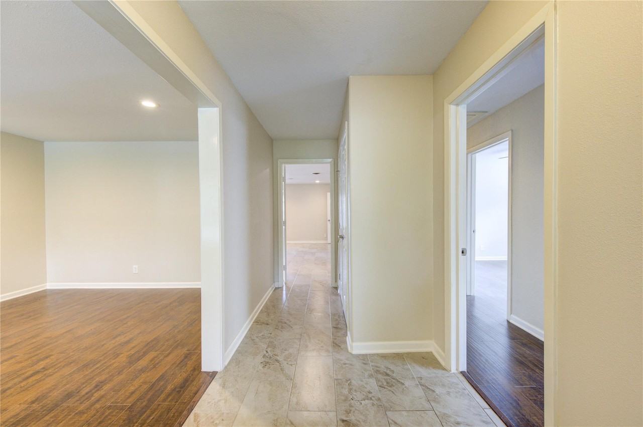 9611 Greenwillow St - Photo 5 of 24