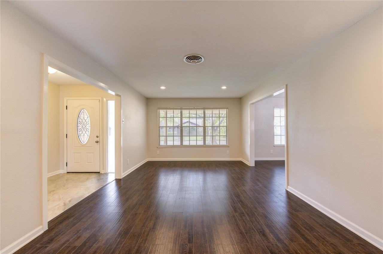 9611 Greenwillow St - Photo 6 of 24