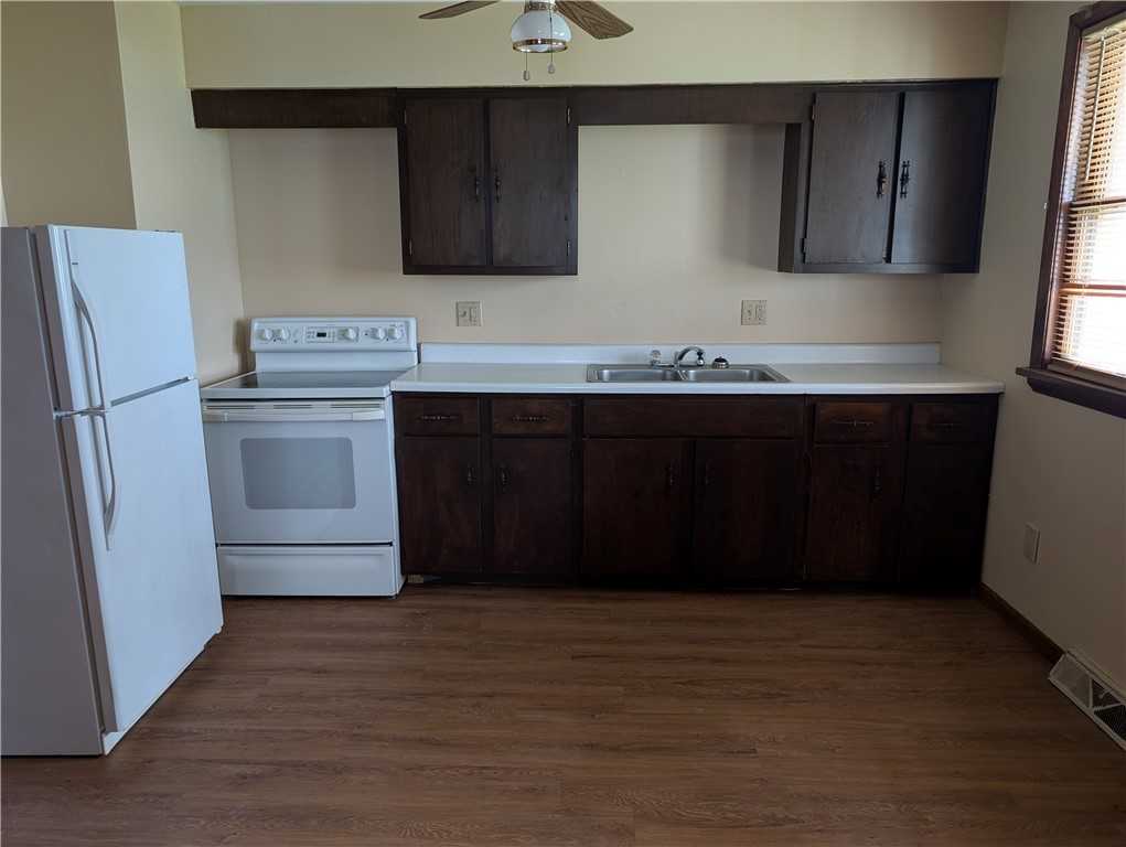 15022 Conrad Ave - Photo 3 of 10