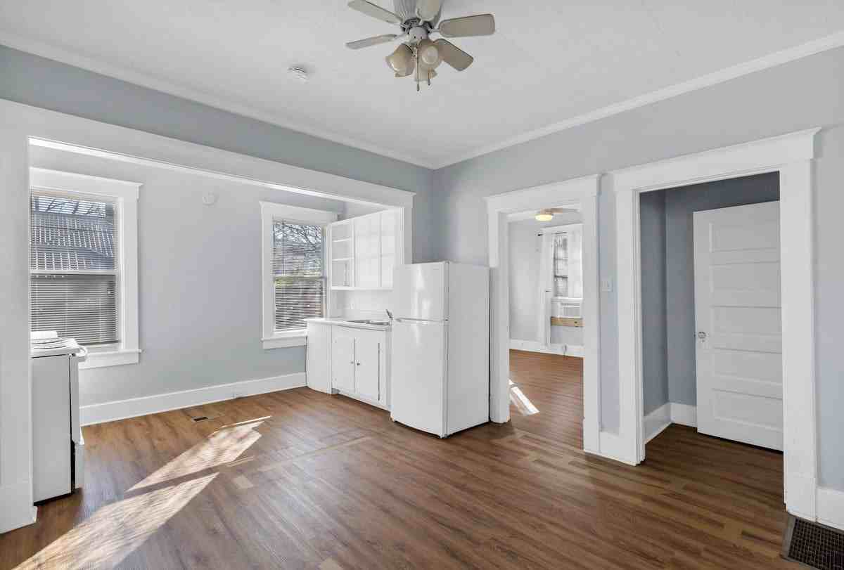 1235 E 50th St #B - Photo 5 of 9