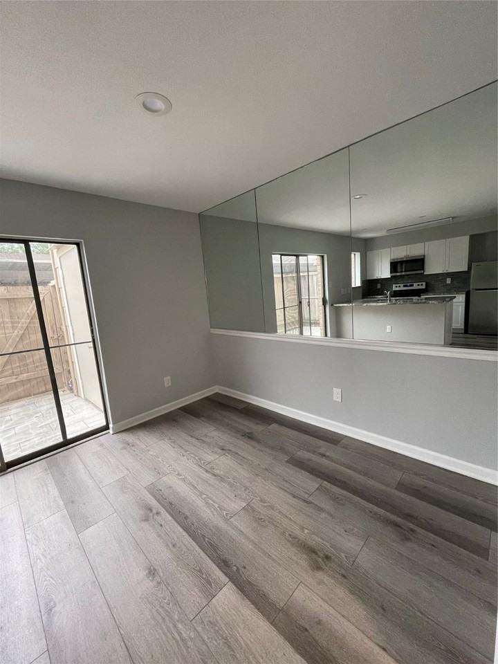 2120 Wilcrest Dr - Photo 7 of 28