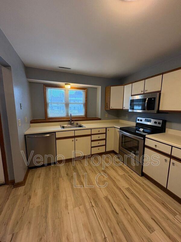 8 Redcoat Ct - Photo 2 of 15
