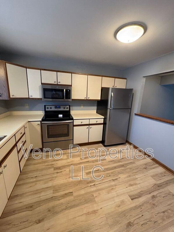 8 Redcoat Ct - Photo 3 of 15