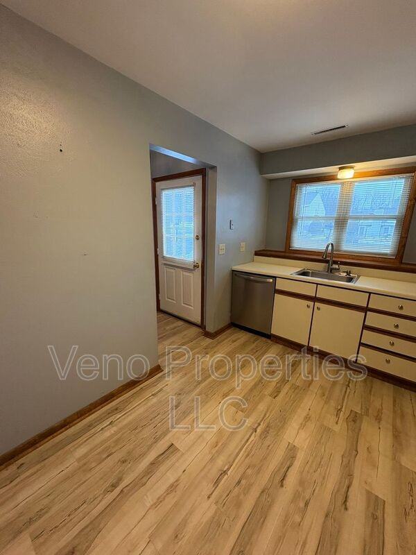 8 Redcoat Ct - Photo 4 of 15