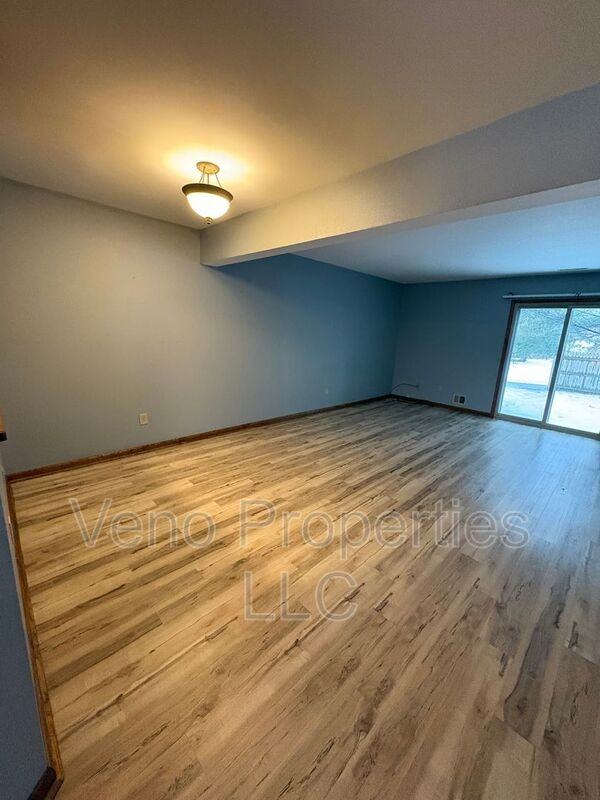 8 Redcoat Ct - Photo 5 of 15