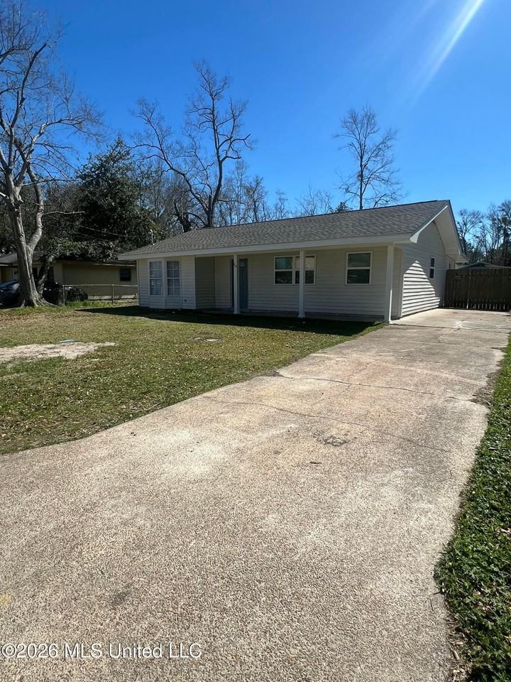 114 Woodland Cir - Photo 2 of 28