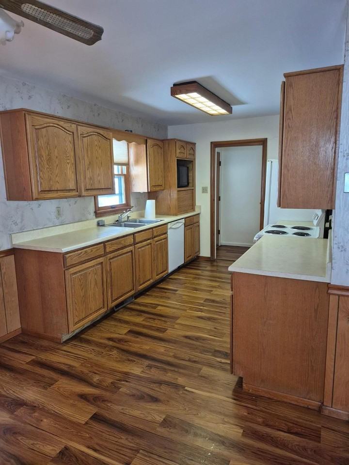 611 Valley Rd - Photo 5 of 28