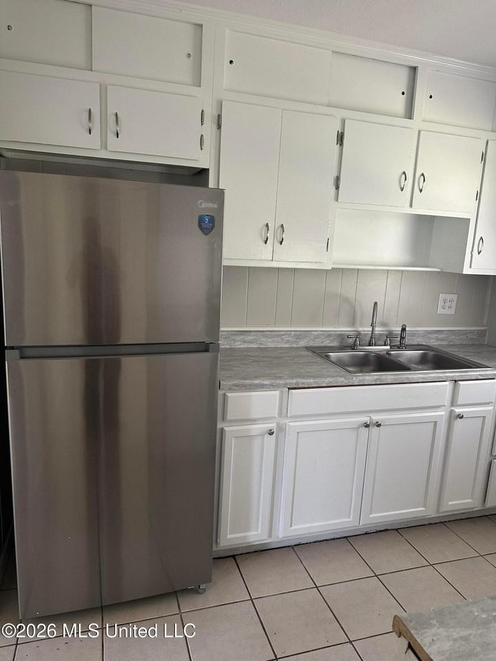 2735 Ridgeway Dr - Photo 5 of 15